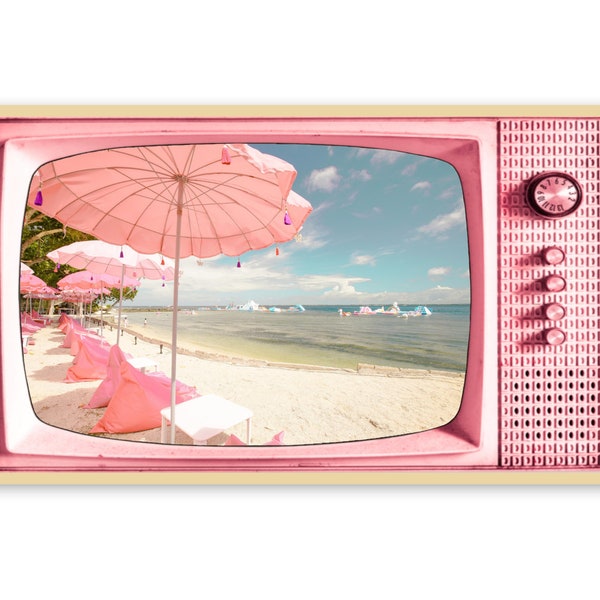 Arte de TV con marco Samsung, sala de estar rosa pastel, foto de sombrilla de playa rosa, estilo retro vintage de mediados de siglo, descarga digital #524