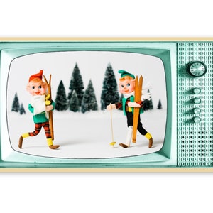 Arte televisivo navideño retro: Decoración navideña de elfos esquiando (descarga digital)