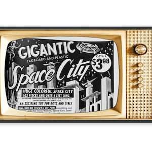 Op de afbeelding: Een vintage televisiescherm dat een zwart-witte advertentie voor een 'Gigantic Space City'-speelgoed toont. De advertentie toont een futuristische skyline, ruimteschepen en een prijs van $ 3,98. De tekst luidt 'Gigantic Space City, 102 stukjes en meer dan 1,2 meter lang, Een spannend speelgoed voor jongens en meisjes, Onbeperkt speelplezier.'
