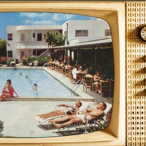 Op de afbeelding: Vintage televisiescherm met een retrobeeld van een zwembadsc&egrave;ne in een resort. De afbeelding toont mensen die zonnebaden, zwemmen en dineren bij een zwembad. De tv heeft een cr&egrave;mekleurige behuizing met een wijzerplaat en knoppen.