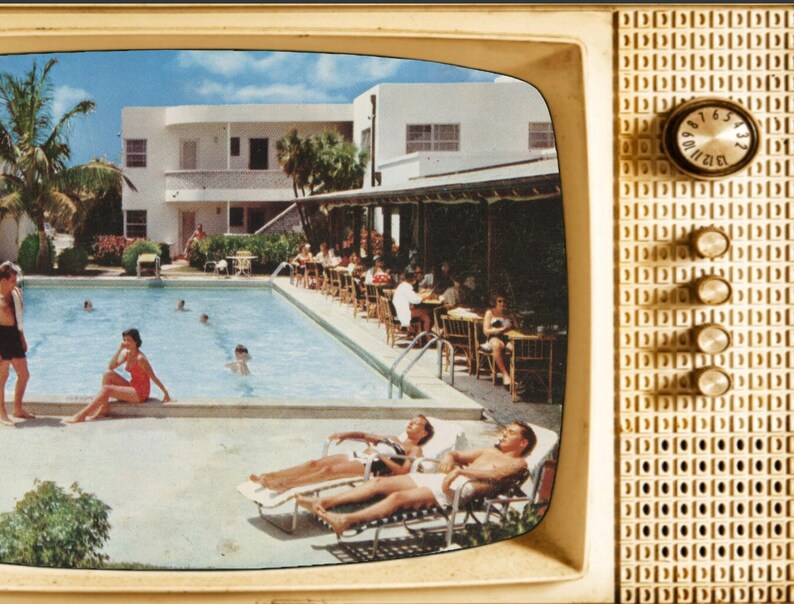 Op de afbeelding: Vintage televisiescherm met een retrobeeld van een zwembadsc&egrave;ne in een resort. De afbeelding toont mensen die zonnebaden, zwemmen en dineren bij een zwembad. De tv heeft een cr&egrave;mekleurige behuizing met een wijzerplaat en knoppen.