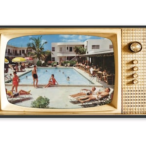 Op de afbeelding: Een ingelijste print in vintage-stijl die een retro-televisie voorstelt. Het scherm toont een zonnige zwembadsc&egrave;ne met mensen die ontspannen, zwemmen en dineren. De tv-frame is goud en zwart, met knoppen en een luidsprekerrooster.