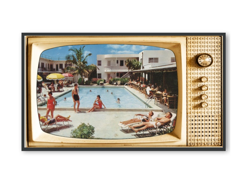 Op de afbeelding: Een ingelijste print in vintage-stijl die een retro-televisie voorstelt. Het scherm toont een zonnige zwembadsc&egrave;ne met mensen die ontspannen, zwemmen en dineren. De tv-frame is goud en zwart, met knoppen en een luidsprekerrooster.