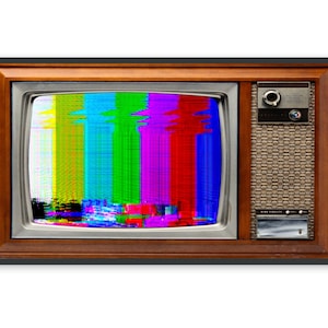Può includere: Un televisore vintage con una cornice in legno e uno schermo che mostra staticità e barre colorate. Il televisore è in una cornice nera.