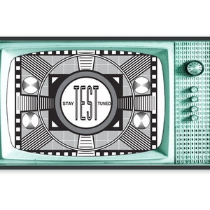 Könnte beinhalten: Ein Vintage-Fernseher mit grünem Kunststoffgehäuse und einem Schwarzweiß-Testbild auf dem Bildschirm. Der Bildschirm zeigt den Text "TEST" mit den Worten "STAY TUNED" darunter.