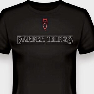 Puede incluir: Camiseta negra con un contorno blanco de una recortadora de barba y el texto "BARBER THINGS" en blanco.