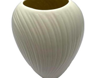 Lenox USA Mirage Collection Flower Vase Ribbed Swirl Design Cream Color 8.25"