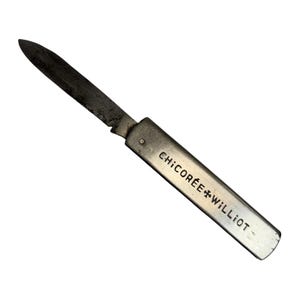 Puede incluir: Una navaja de bolsillo vintage con mango plateado y hoja oscura y envejecida. El mango está inscrito con el texto "CHICORÉE + WILLIOT". La navaja está en ángulo, mostrando su afilada hoja y diseño general.