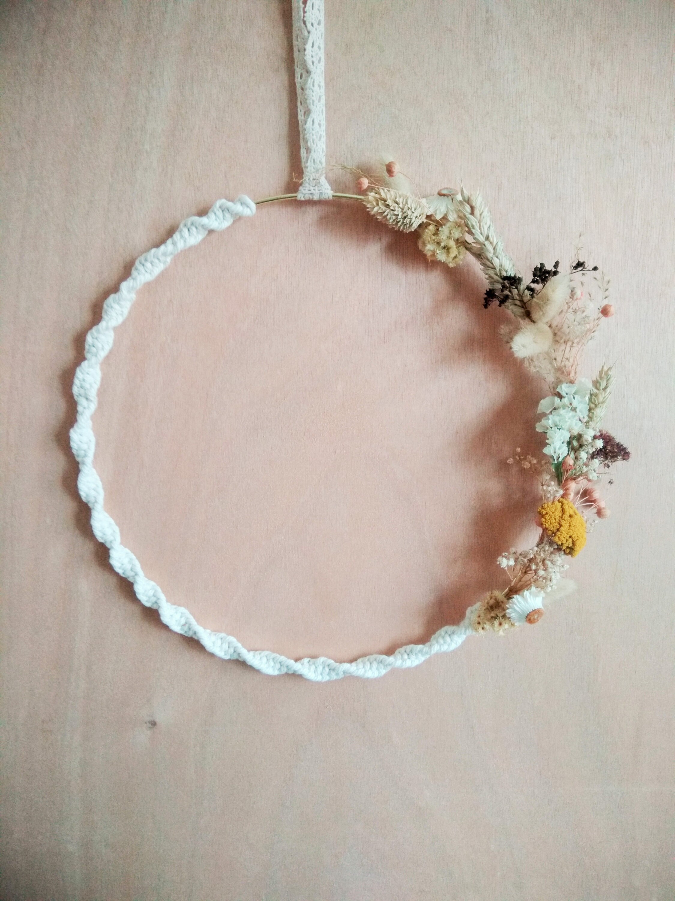 Couronne en Fleurs Séchées et Macramé