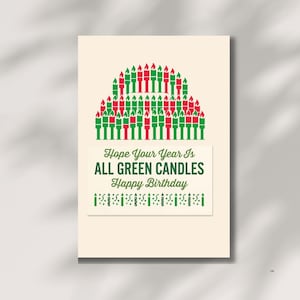 Könnte beinhalten: Eine cremefarbene Grußkarte mit einer Grafik aus roten und grünen Kerzen, die wie eine Torte angeordnet sind. Der Text lautet: Hope Your Year Is ALL GREEN CANDLES Happy Birthday, gefolgt von einer Reihe kleiner Kerzen- und Konfetti-Symbole.