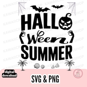 Może przedstawiać: Czarno-biała grafika z napisami "Halloween Summer" i ilustracjami w tematyce Halloween. Zawiera nietoperze, dynię, pajęczyny, palmy, muszle i kawałki arbuza. Projekt zawiera również tekst "SVG & PNG".