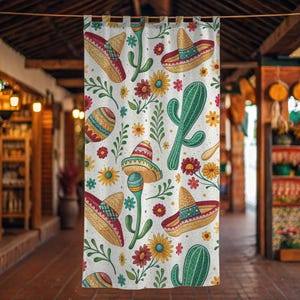 Könnte beinhalten: Weißer Duschvorhang aus Stoff mit einem farbenfrohen, mexikanisch inspirierten Muster. Das Muster zeigt Sombreros, Kakteen, Maracas und Blumen.