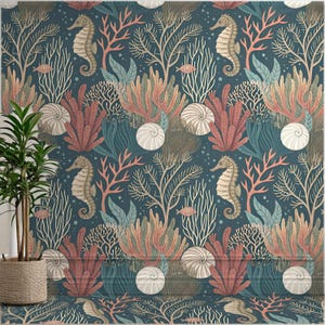 Könnte beinhalten: Tapete mit einem sich wiederholenden Muster aus Seepferdchen, Korallen, Fischen und Muscheln in Türkis, Koralle, Beige und Weiß. Das Design erinnert an eine Unterwasserszene, passend für Küsten- oder nautische Dekorationen.