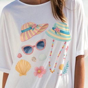 Könnte beinhalten: Weißes T-Shirt mit einem Aquarelldesign von Strandaccessoires. Das Design umfasst einen rosa-gelb gestreiften Sonnenhut, eine Sonnenbrille, Muscheln, eine Blume und eine Perlenkette. Die Sonnenbrille ist rosa mit blauen Gläsern.