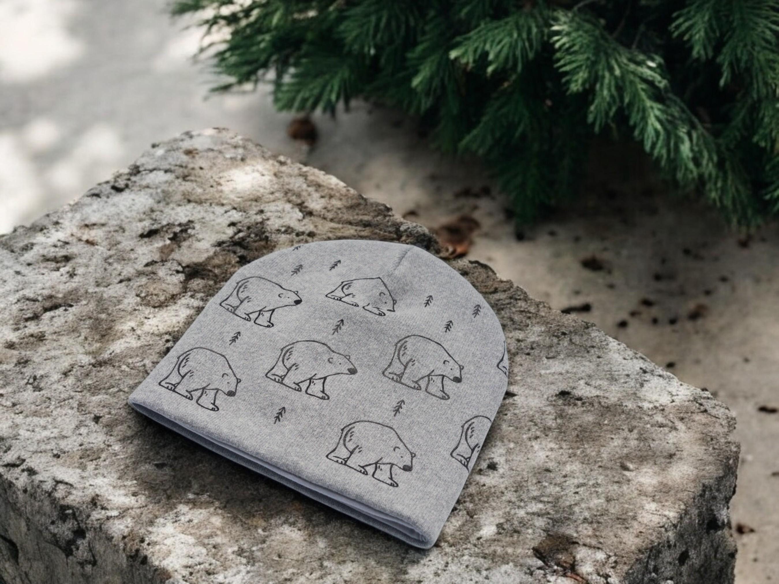 Warm beanie made of super soft sweater with recycled cotton and cotton lining. beanie with thermal insulation and bear print .