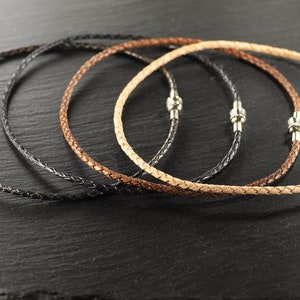 3 mm geflochtenes Bettelarmband aus echtem Leder und Edelstahl 316L. Mit einem PANDORA-Stil-Verschluss mit Magneten zur einfachen Befestigung.