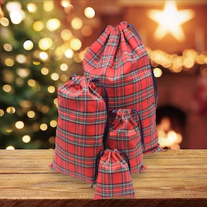 Weihnachts-Geschenktüte. Kariert eine Scottish Red Tartan Ribbon Kordel Taschen. Wiederverwendbare Tasche. Beuteltasche mit Schottenkaro Muster. Geschenkbeutel aus Stoff
