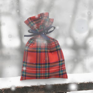 Weihnachts-Geschenktüte. Roter Schottenkaro Geschenkbeutel. Wiederverwendbare Tasche. Beuteltasche mit Schottenkaro Muster. Stoff-Geschenk-Tasche.