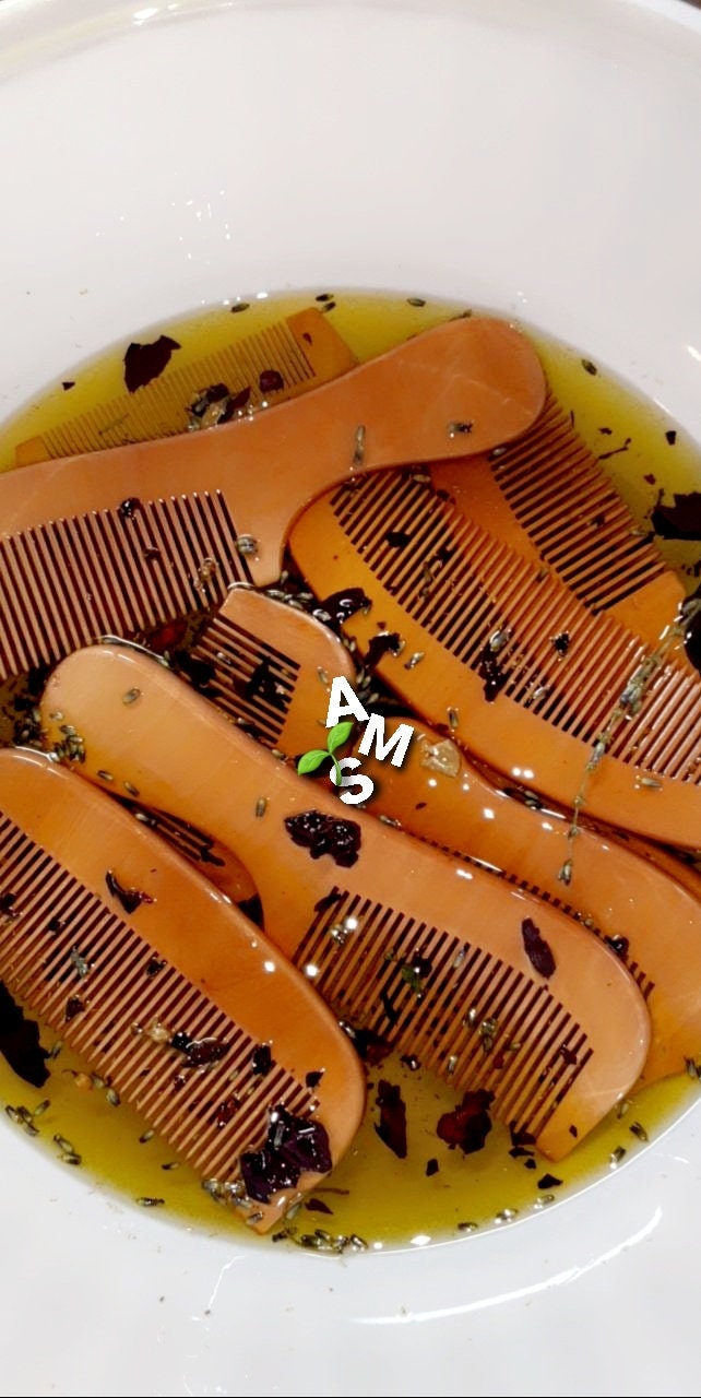 Pettine di bambù infuso con olio alle erbe