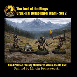 Op de afbeelding: Handgeschilderde fantasie miniaturen van The Lord of the Rings, Uruk-Hai Demolition Team - Set 2. De set bevat drie figuren met wapens en een sloopapparaat, tegen een bergachtige achtergrond. Elke miniatuur is 28 mm (schaal 1:56).