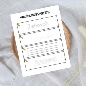 Pode incluir: Uma folha de trabalho branca com o texto "PRACTICE MAKES PERFECT!" e a palavra "Jehovah" em cinza claro, repetida em caixas com linhas. L&aacute;pis amarelos com borrachas rosas est&atilde;o nos cantos das caixas. A folha de trabalho est&aacute; em um prato de madeira.