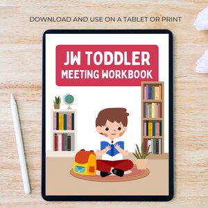 Pode incluir: Um tablet digital exibe uma ilustra&ccedil;&atilde;o colorida de uma crian&ccedil;a lendo um livro, com o texto "JW TODDLER MEETING WORKBOOK" em uma faixa vermelha. Uma mochila, uma estante e um globo tamb&eacute;m est&atilde;o presentes na imagem.
