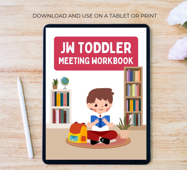 Pode incluir: Um tablet digital exibe uma ilustra&ccedil;&atilde;o colorida de uma crian&ccedil;a lendo um livro, com o texto "JW TODDLER MEETING WORKBOOK" em uma faixa vermelha. Uma mochila, uma estante e um globo tamb&eacute;m est&atilde;o presentes na imagem.