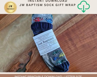 Puede incluir: Un diseño de envoltorio de regalo imprimible con un par de calcetines con un patrón de coche y una etiqueta que dice "Just Baptized". La etiqueta también incluye el texto "Keep Walking Faithfully" y "Care Instructions: Handle with Love".