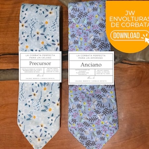 Peut inclure: Deux cravates à motifs floraux. L'une est bleu clair avec des marguerites blanches et l'autre est lavande avec de petites fleurs. Chaque cravate a une étiquette blanche avec du texte en espagnol. Un graphique orange avec du texte est en haut à droite.