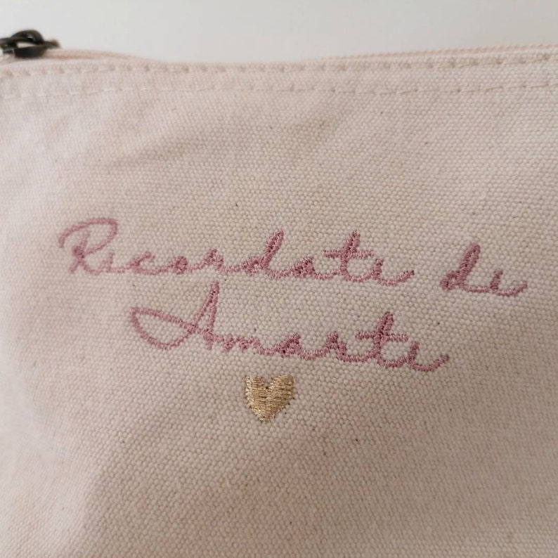 Pochette con frase motivazionale ricamata personalizzabile, per compleanno o regalo di natale, in cotone organico, kit trousse viaggio immagine 2