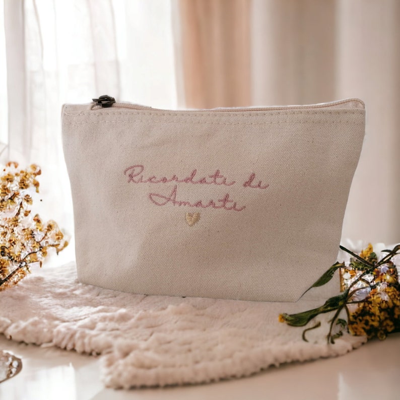 Pochette con frase motivazionale ricamata personalizzabile, per compleanno o regalo di natale, in cotone organico, kit trousse viaggio immagine 1