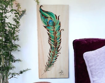 Tavola in legno pirografata con piuma in acquerello, pietra avventurina verde naturale incastonata, decorazione murale da appendere in casa