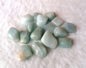 Aquamarine natural stone of inner growth and vision, zodiac sign Aquarius, Pisces and Sagittarius, therapeutic crystal