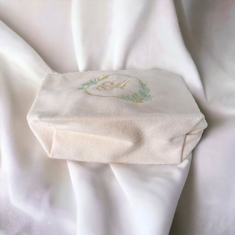 Customizable clutch bag with embroidered name or monogram, for wedding or gift, in organic cotton, travel kit image 4