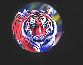 Dekoracja ogrodowa z lampą solarną w kształcie tygrysa świeci w nocy