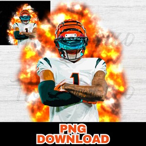 Op de afbeelding: Een American footballspeler in een wit shirt met een oranje en zwarte helm, staand voor een vurige oranje en gele achtergrond. De speler draagt een zwarte armbanden en heeft het nummer "1" op zijn shirt.