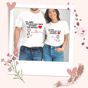 May include: White t-shirts with the text "TE AMO PERO NO ES PARA TANTO ES PARA SIEMPRE!" in black, with a red heart and a stick figure design. The shirts are worn by a couple.
