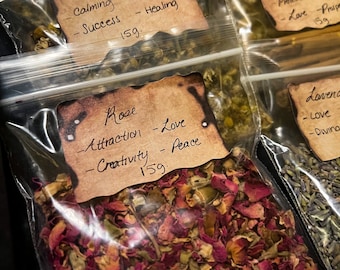 Puede incluir: Bolsas de plástico transparente llenas de hierbas y flores secas. Cada bolsa tiene una etiqueta escrita a mano con el nombre de la hierba y sus propiedades. Las bolsas contienen manzanilla, pétalos de rosa, canela y lavanda. Peso: 15g.