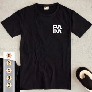 Peut inclure: T-shirt noir avec un motif blanc du mot "PA" répété deux fois, l'un au-dessus de l'autre.
