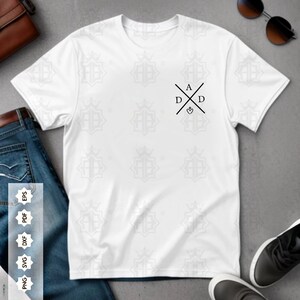 Peut inclure: T-shirt blanc avec un motif graphique noir sur le devant. Le motif représente un cœur avec les lettres "DAD" croisées sur la lettre "A".