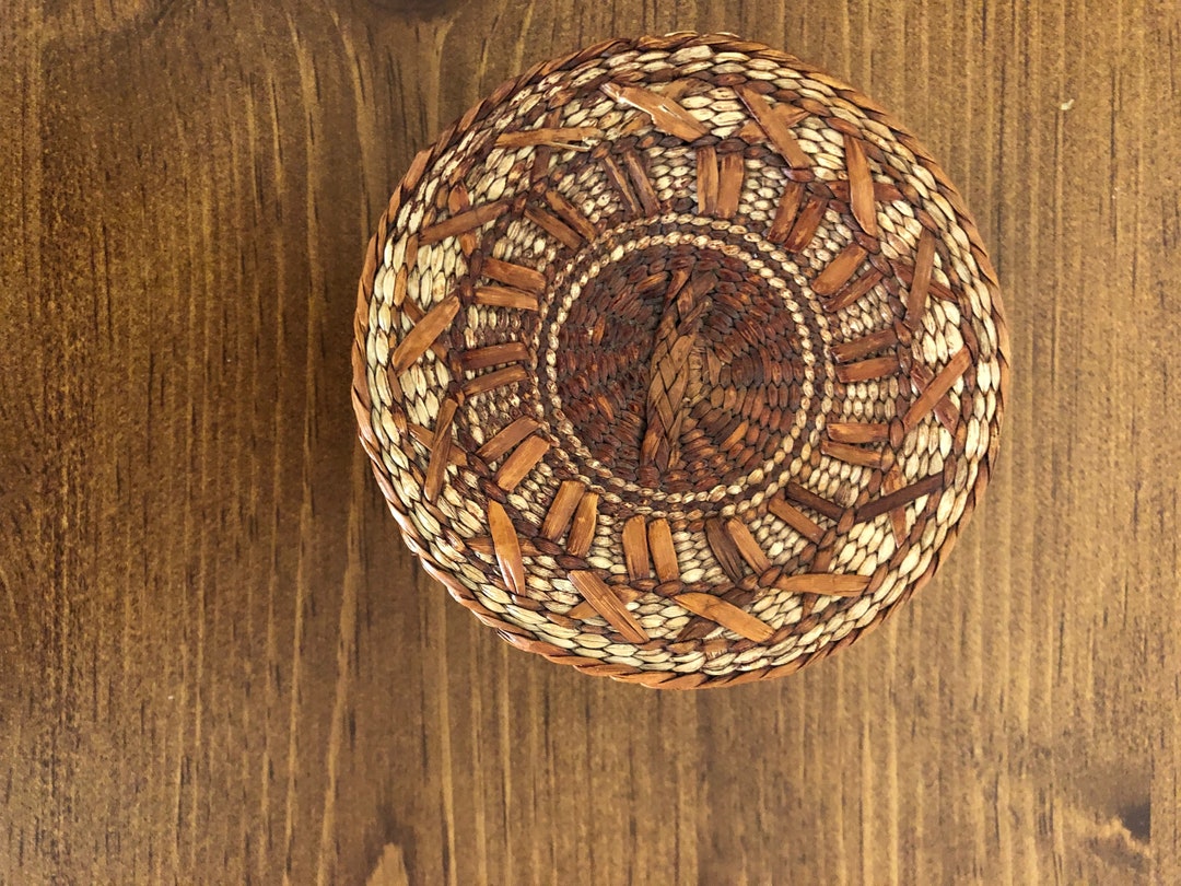 Small Round Seagrass Basket With Lid and Great Details, Expertly Woven
