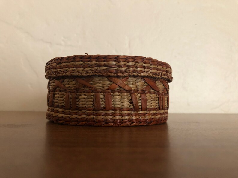 Small Round Seagrass Basket With Lid and Great Details, Expertly Woven