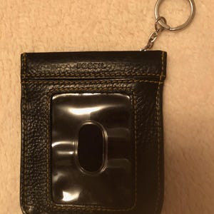 Cartera minimalista de cuero negro Fossil Brand para identificación y tarjetas, con llavero, en muy buen estado de segunda mano