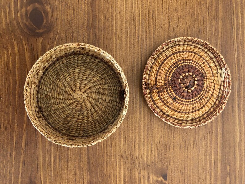 Small Round Seagrass Basket With Lid and Great Details, Expertly Woven