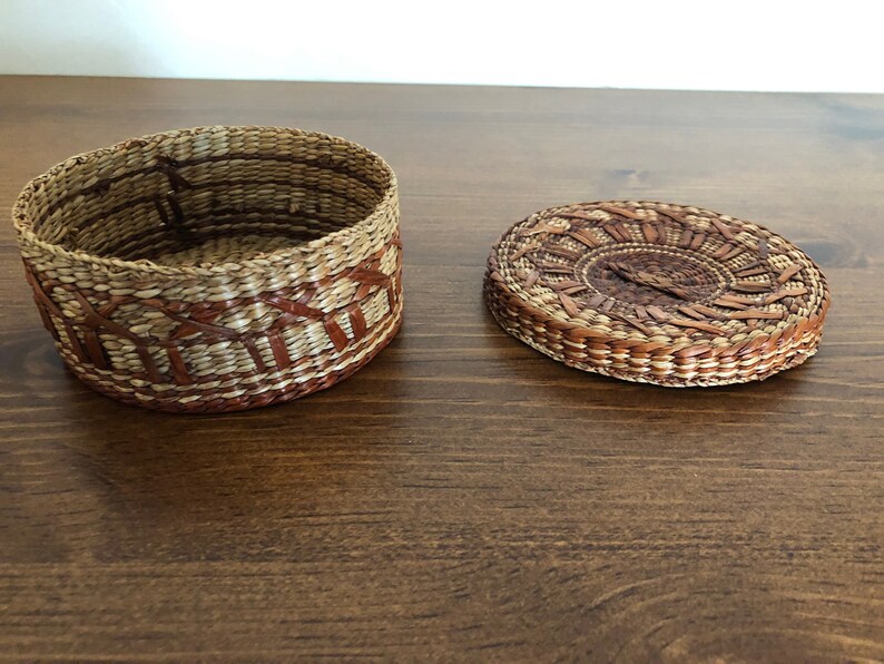 Small Round Seagrass Basket With Lid and Great Details, Expertly Woven