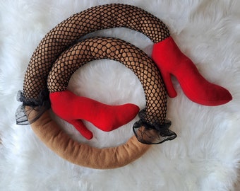 Oreiller décoratif câlin chaussures oreiller allongé avec un noeud coloré oreiller rouge câlin écharpe cadeau de Saint-Valentin allongé à un homme
