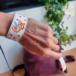 Corgi armband och nyckelring maskinbroderidesign