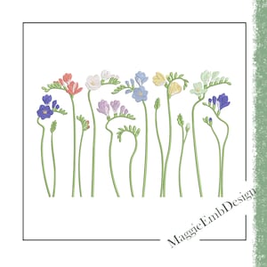 Puede incluir: Un diseño de bordado que presenta una fila de flores de fresia coloridas con tallos y hojas verdes. Las flores están en tonos de rosa, blanco, amarillo, azul y morado. El diseño es perfecto para agregar un toque de primavera a cualquier proyecto.