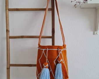 Handgemachte Wayuu Mochila Crossbody Bag | Kolumbianische gehäkelte Umhängetasche | Boho orange und blau | Handgemachte Einzelstücke | Damen Handtasche