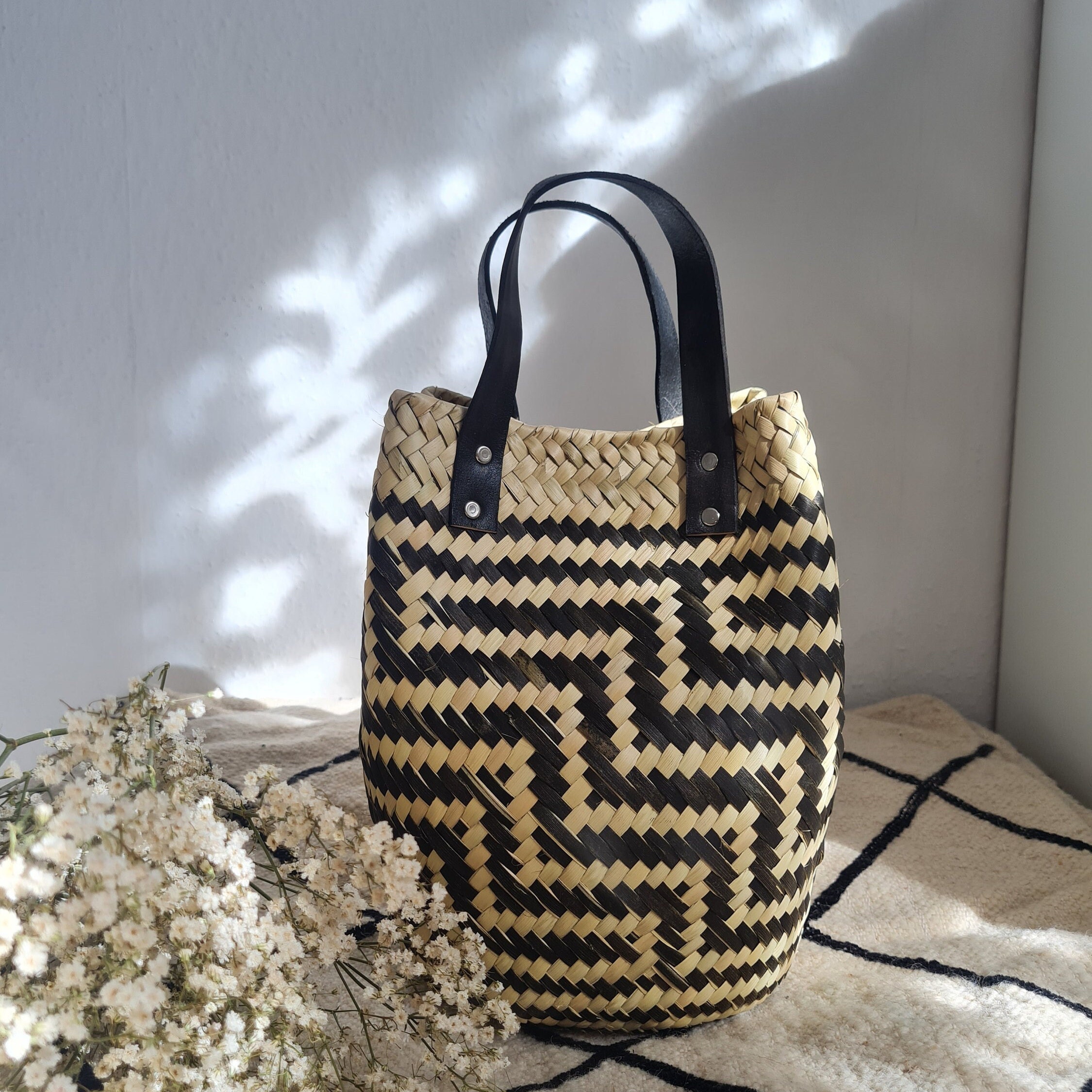 Handmade Sommer Raffia Korb Tasche mit schwarzem Ledergriff